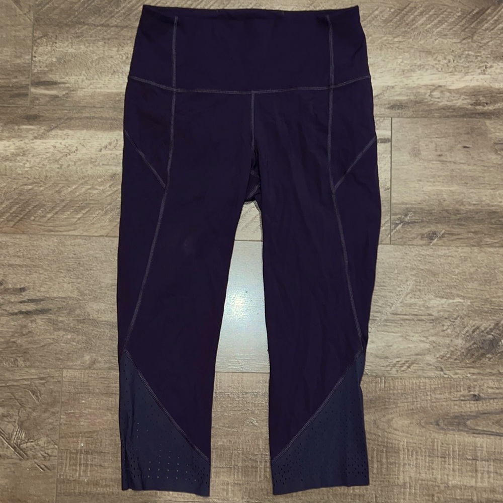Lululemon dark Purple workout capri leggings Sz 8 mesh detail